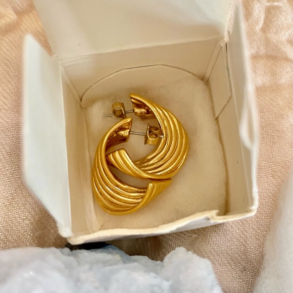 Vtg Avon Sleek Hoop Earrings - Picture 4 of 5